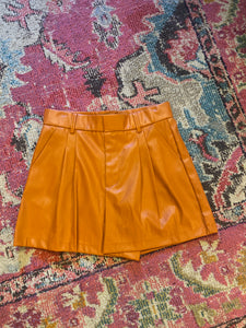 Faux leather pleated shorts