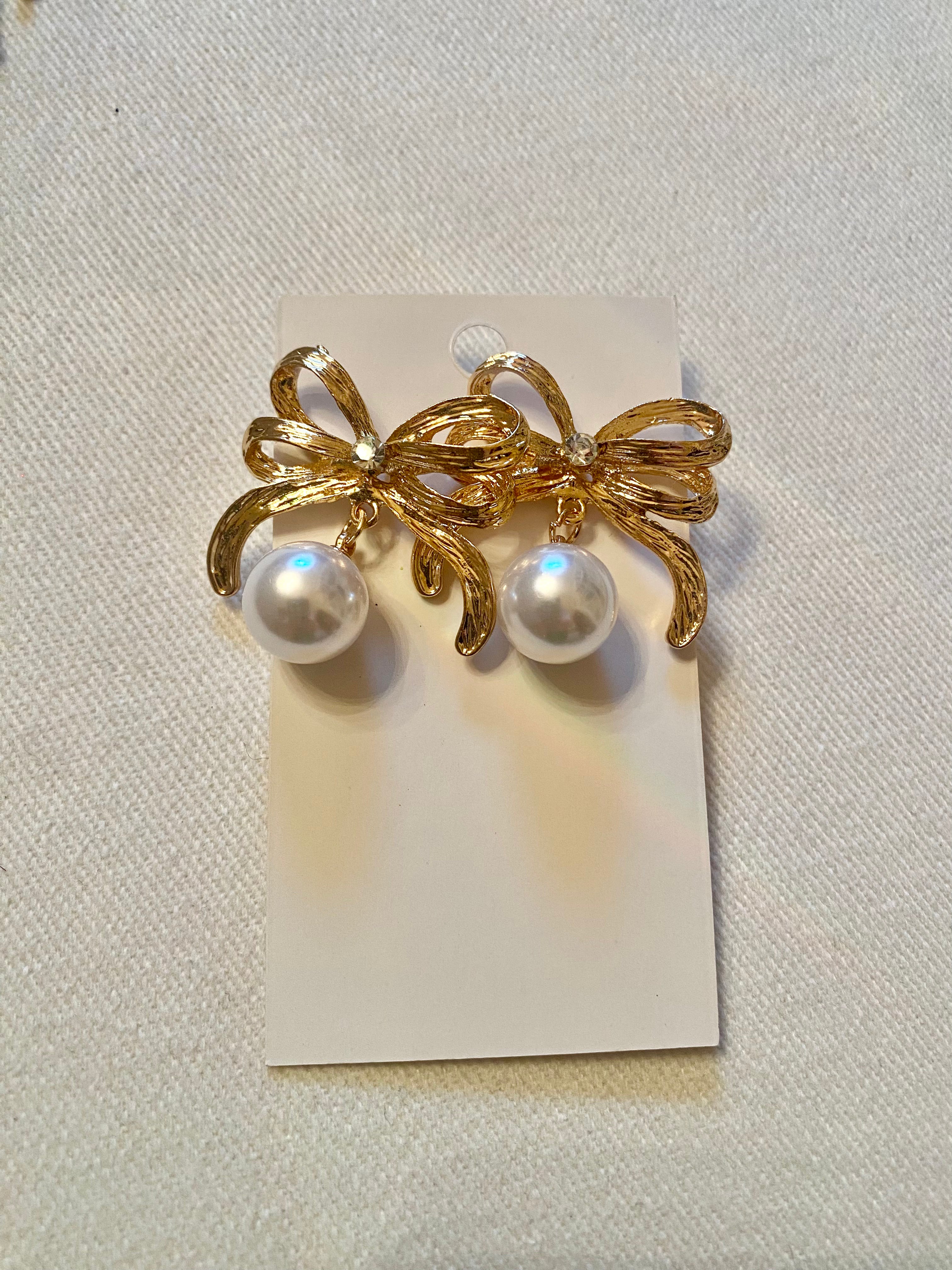 Bow with pearl earrings